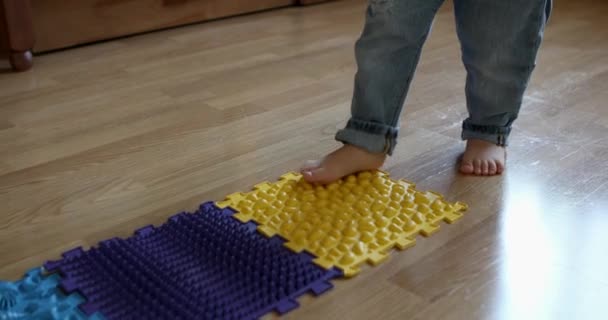 Tappetino per massaggio ai piedi del bambino. — Video Stock