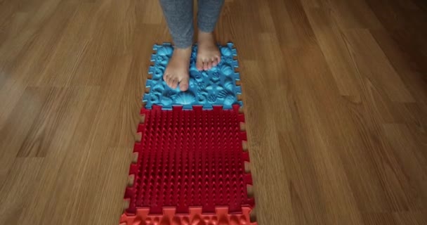 Kleinkind Baby-Fußmassagematte. — Stockvideo