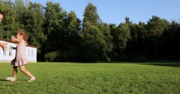 Pai feliz com filha passar tempo na natureza — Vídeo de Stock