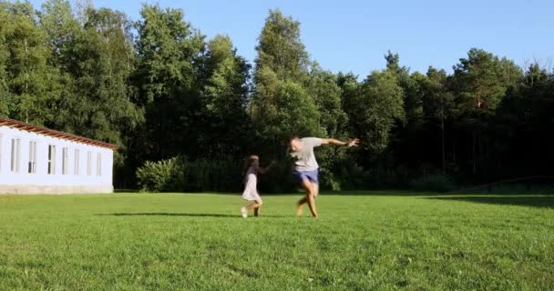 快乐的父亲和女儿在大自然中度过时光 — 图库视频影像