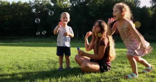 母親と2人の子供が泡を吹いて — ストック動画