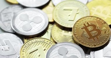 Ahşap zemin üzerinde bitcoin, dalgalanma ve ethereum sembolü.
