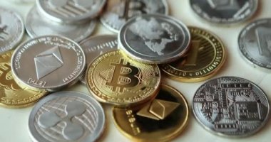 Ahşap zemin üzerinde bitcoin, dalgalanma ve ethereum sembolü.