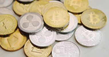 Ahşap zemin üzerinde bitcoin, dalgalanma ve ethereum sembolü.
