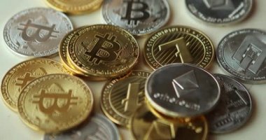 Ahşap zemin üzerinde bitcoin, dalgalanma ve ethereum sembolü.