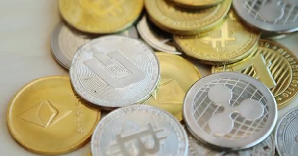 Bitcoin, krusning og ethereum symbol på træ baggrund. – Stock-video