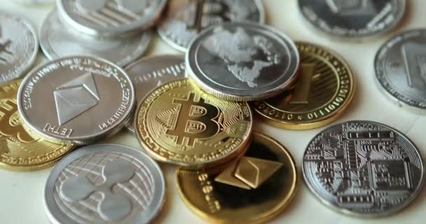 Bitcoin, krusning og ethereum symbol på træ baggrund. – Stock-video