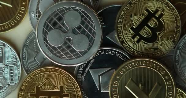 Bitcoin, krusning og ethereum symbol på træ baggrund. – Stock-video