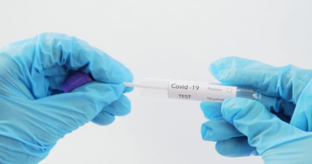 Krevní test s etiketou Covid-19 DELTA Varianta. — Stock video