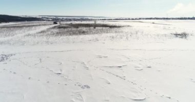 Kış tarlasında uçan drone