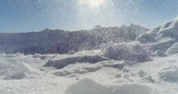 Barrido de nieve en el campo — Vídeos de Stock