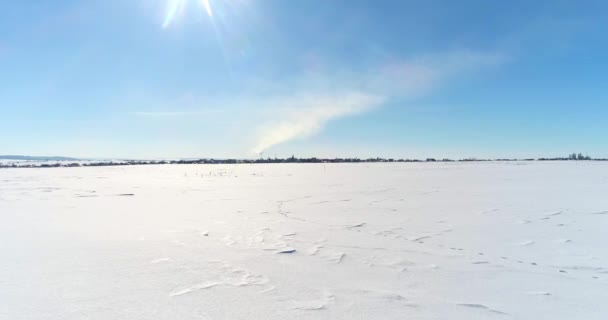 Drohnenflug im Winterfeld — Stockvideo