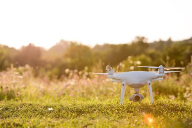 Dron kuad helikopteri yeşil alana.