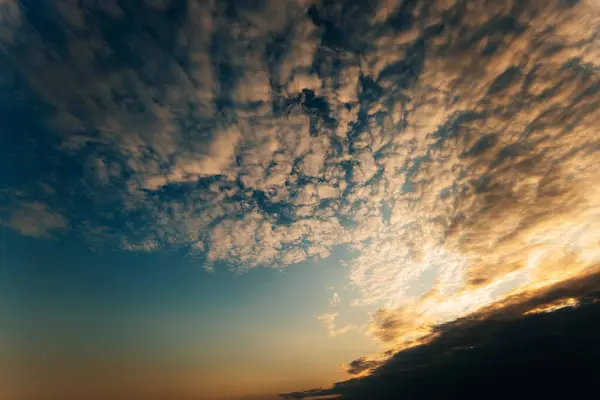 夕暮れ時の雲とカラフルな劇的な空. — ストック写真