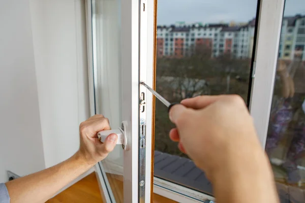 L'operaio che installa e controlla la finestra nella casa — Foto Stock