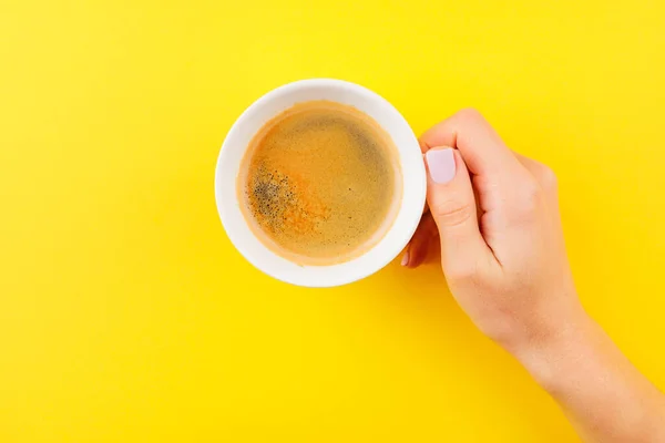 Schwarzer Kaffee in einer Tasse auf gelbem Hintergrund — Stockfoto