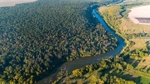 Беспилотник с камерой, красивая летняя речка с высоты — стоковое фото