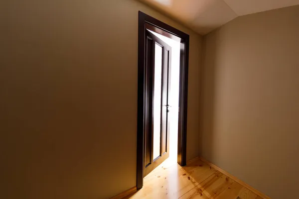 Światło przechodzące przez półotwarte drzwi w domu — Zdjęcie stockowe