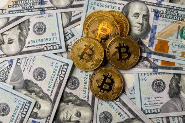 Altın Bitcoin madeni para üzerimizde. Yakın plan. Elektronik kripto para birimi