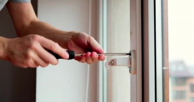 İşçi eve pencere kurup kontrol ediyor