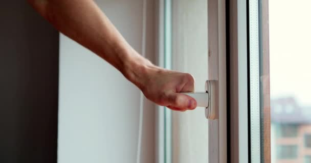 Der Arbeiter, der Fenster im Haus einbaut und kontrolliert — Stockvideo