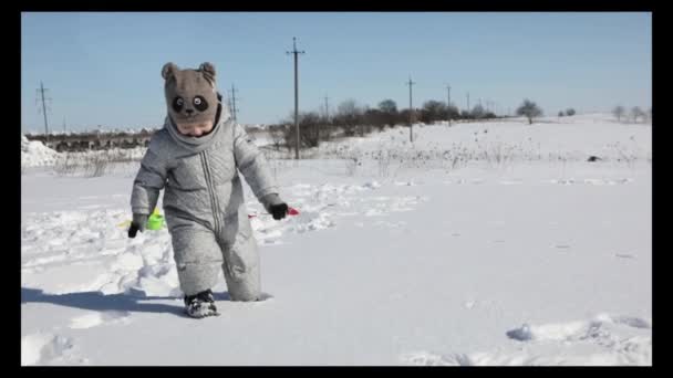 Pojke som går igenom djup snö — Stockvideo