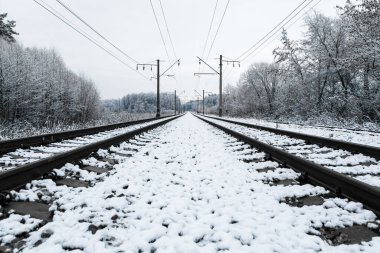 Karda demiryolu. Boş tren rayları olan kış manzarası
