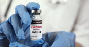 Beyaz zemin üzerinde covid 19 OMICRON Varyant aşısı
