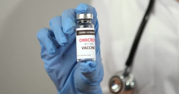 Covid 19 OMICRON Variant Impfstoff in der Hand auf weißem Hintergrund — Stockvideo