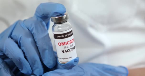Covid 19 OMICRON Variant vaccin i handen på den vita bakgrunden — Stockvideo