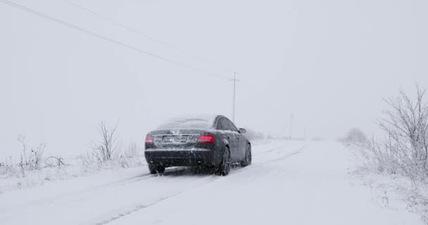 UCRAINA, ROVNO - Il 13 dicembre: un'auto attraversa una strada innevata — Video Stock