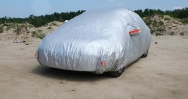 Araba otoparkta, güneşten korunuyor. Arabayı ısıtmaktan koruma.