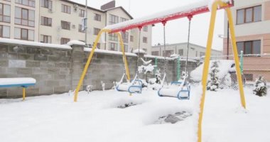 Kış aylarında karla kaplı Çocuk Bahçesi