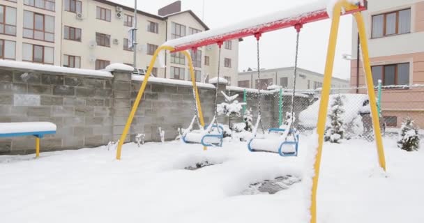 Kinderspeelplaats bedekt met sneeuw in de winter — Stockvideo