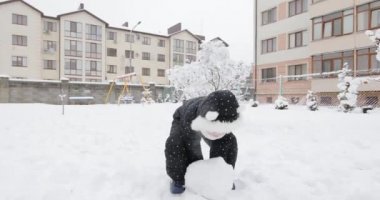 Kardan adam yapan kız Parlak karlı bir yerde