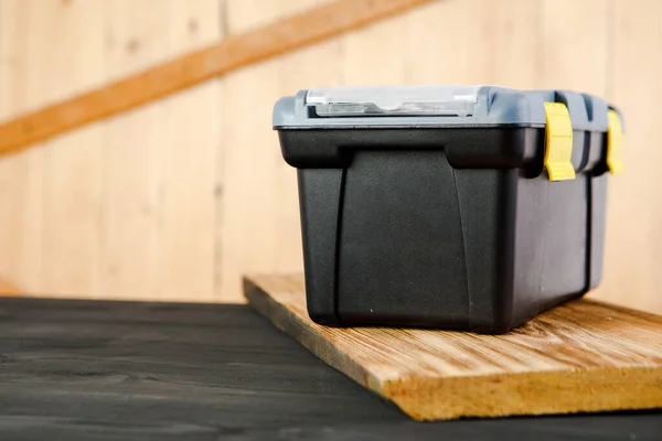 Een doos met reparatie gereedschap op een houten tafel — Stockfoto