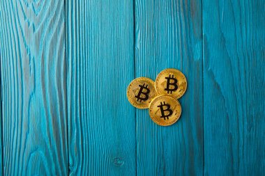 Bitcoin ile ödeme, cep telefonu ile kadın ve altın sikke ve bitcoin elinde