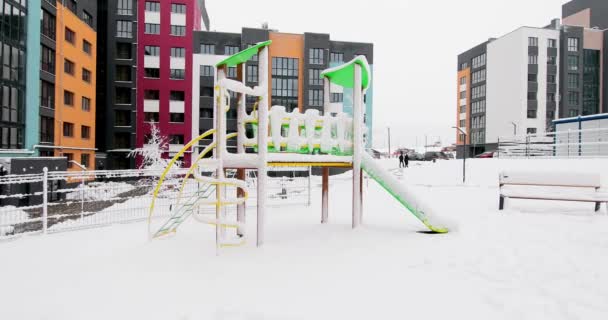 Parco giochi per bambini coperto di neve in inverno — Video Stock