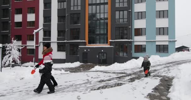 Gyerekek játszanak hó a játszótéren — Stock videók