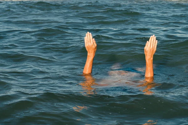 The sinking person, the concept of help — Stockfoto