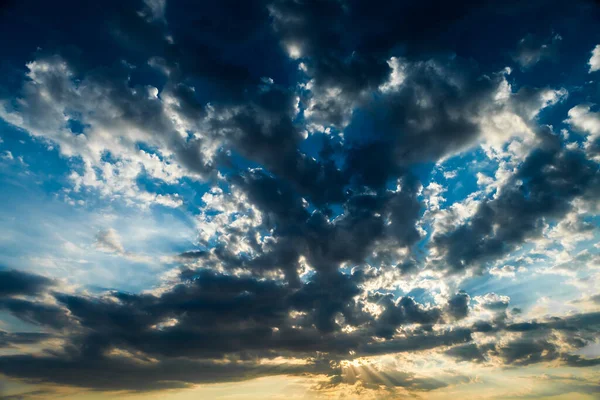 Modrá obloha a bílé mraky. západ slunce obloha — Stock fotografie