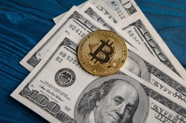 Altın Bitcoin madeni para üzerimizde. Yakın plan. Elektronik kripto para birimi