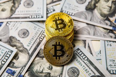 Altın Bitcoin madeni para üzerimizde. Yakın plan. Elektronik kripto para birimi