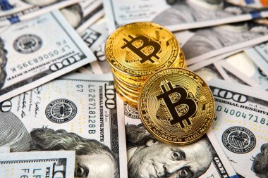 Altın Bitcoin madeni para üzerimizde. Yakın plan. Elektronik kripto para birimi