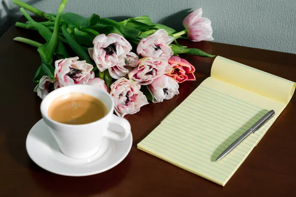 Bloc de notas de flores y café en la mesa. concepto de día de San Valentín — Foto de Stock