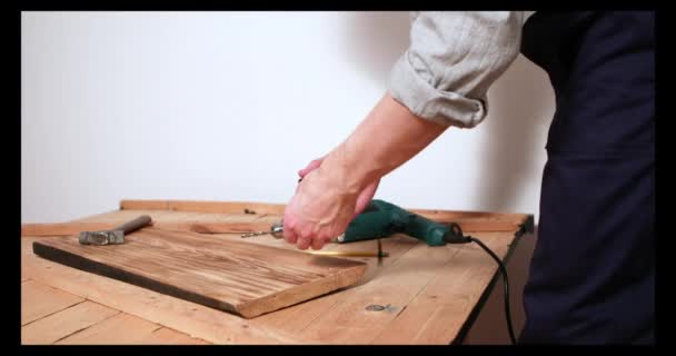 Handyman em uniforme azul funciona com chave de fenda automática de eletricidade — Vídeo de Stock