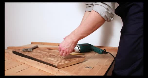 Handyman en uniforme bleu fonctionne avec tournevis automatique électrique — Video