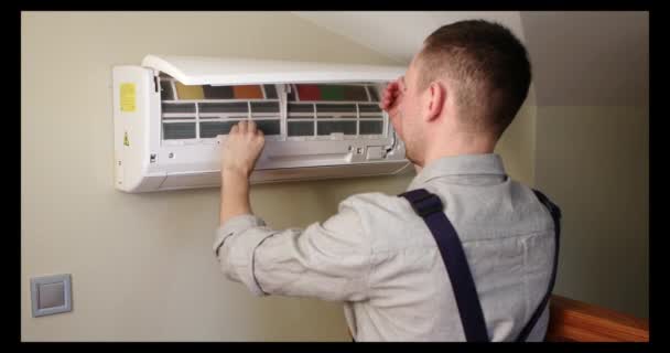 Muž technik čištění klimatizace uvnitř — Stock video