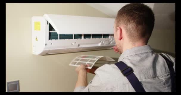 Manlig tekniker rengöring luftkonditionering inomhus — Stockvideo