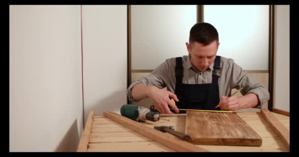 Handyman em uniforme azul funciona com chave de fenda automática de eletricidade — Vídeo de Stock